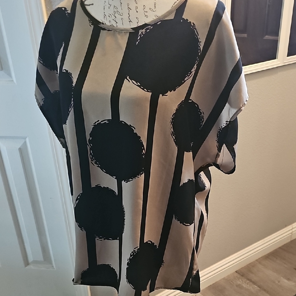 Black‎ and Tan Women's Top - Picture 3 of 5